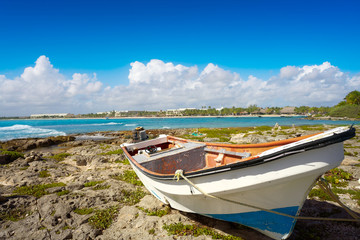 Fototapeta na wymiar Akumal stranded old boat in Riviera Maya