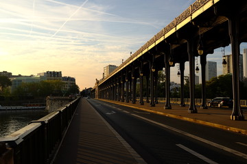 Sur le pont du matin à Paris, France