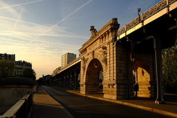 Sur le pont du matin à Paris, France