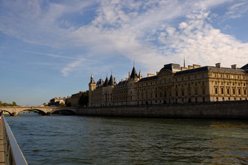 à côté de la Seine, Paris, France