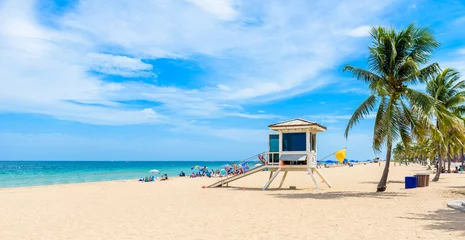 Fotobehang Paradijsstrand bij Fort Lauderdale in Florida op een mooie zomerdag. Tropisch strand met palmen op wit strand. VS. © Simon Dannhauer