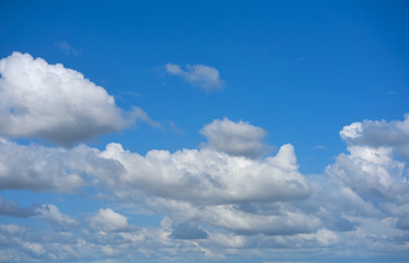 Fototapeta premium Blue summer sky white cumulus clouds