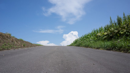 Fototapeta premium 空に向かう道路