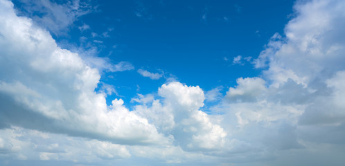 Naklejka na ściany i meble Blue summer sky white cumulus clouds