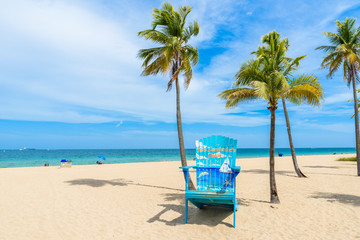 Paradise beach at Fort Lauderdale in Florida on a beautiful sumer day. Tropical beach with palms at white beach. USA. - obrazy, fototapety, plakaty