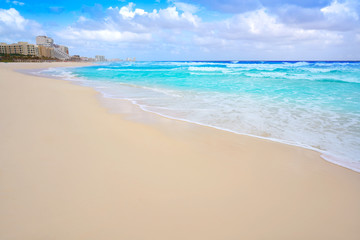 Fototapeta na wymiar Cancun caribbean white sand beach
