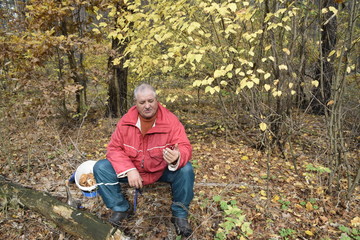 кавказский мужчина отдыхает в осеннем лесу  