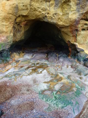 kolorowa jaskinia na wybrzeżu Anglii