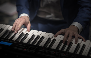 Playing electric piano, Right hand focused