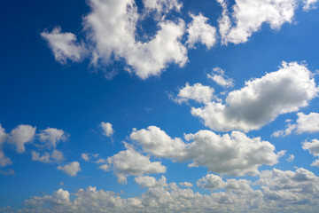 Obraz na płótnie Canvas Blue summer sky white cumulus clouds