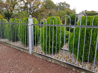 Gartenzaun und Tannengrün