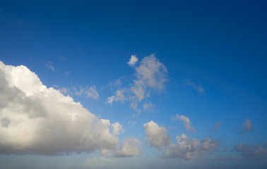 Naklejka premium Blue summer sky white cumulus clouds