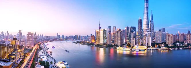Fotobehang Shanghai moderne gebouwen in de buurt van water bij schemering