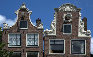 Fototapeta na wymiar Frontons de maison à Amsterdam, Pays-Bas