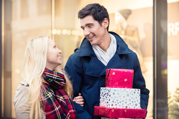 Paar vor Schaufenster beim Einkauf für Weihnachten