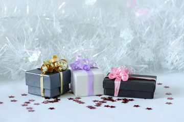 des cadeaux avec noeuds brillants sur un décor de fêtes de Noël