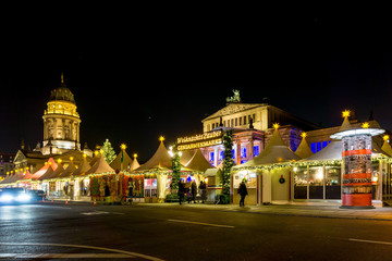 Fototapeta na wymiar BERLIN, GERMANY - DECEMBER 23, 2016: Beautiful decorated booths and christmas lights at Gendarmenmarkt Christmas Market.