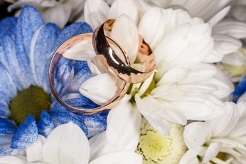 Обручальные кольца на букете цветов