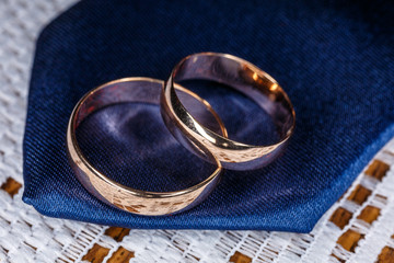 Обручальные кольца лежат на галстуке © vasilaleksandrov