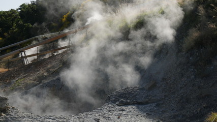 Fototapeta na wymiar Le Biancane geyser energia geotermica in Toscana