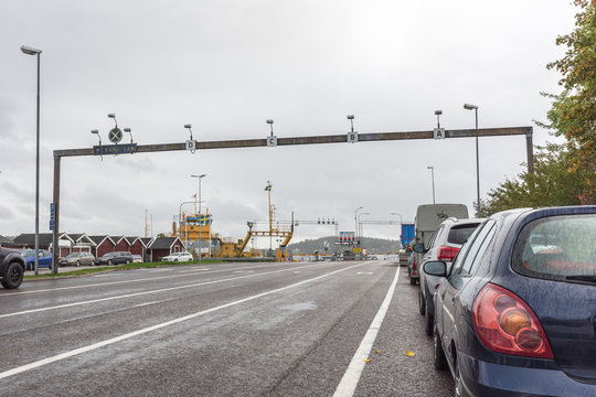F&auml;rjan i Vaxholms f&auml;rljel&auml;ge en mulen och regning h&ouml;stag som snart transporterar bilar &ouml;ver till Rind&ouml;