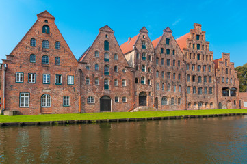 Naklejka premium Historische Salzspeicher an der Obertrave in Lübeck