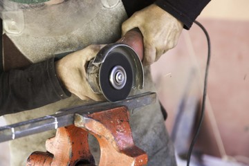 Cutting iron with radial