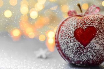 Apfel mit Herz auf silber Untergrund