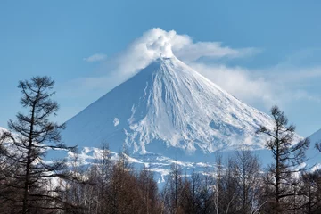 Foto op Plexiglas Vulkaan Winter vulkanisch landschap van het schiereiland Kamtsjatka: uitzicht op uitbarsting actieve Klyuchevskoy vulkaan in zonnige dag helder weer. Eurazië, Russisch Verre Oosten, Kamtsjatka-regio, Klyuchevskaya-vulkanengroep