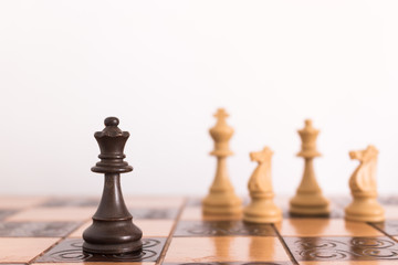 Scacchi fotografati su una scacchiera