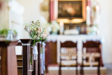Blumendokoration in der Kirche bei einer Hochzeit