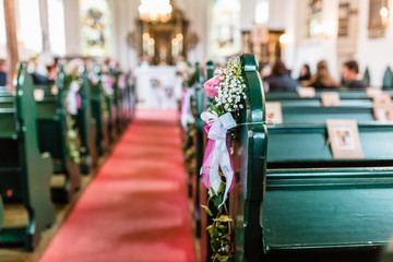 Blumendokoration in der Kirche bei einer Hochzeit - obrazy, fototapety, plakaty