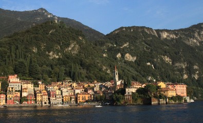 Blick auf das romantische Städtchen Varenna am Comer See
