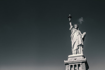 Fototapeta premium Freiheitsstatue vor blauem Himmel
