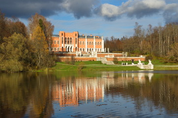 Fototapeta premium The Palace in the estate of Marfino, Moscow region, Russia. Reflection in water 