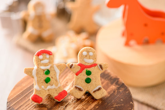 Christmas food. Gingerbread man and gingerbread star cookies in 

Christmas setting. Xmas dessert