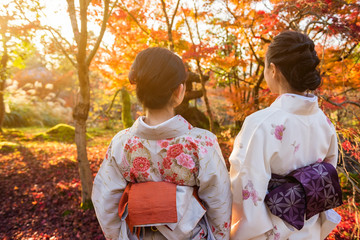 Rear photo of Kimono girls in autumn