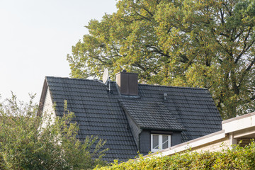 Schornstein auf einem Dach eines Hauses