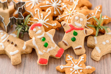 Christmas food. Gingerbread man and gingerbread star cookies in 

Christmas setting. Xmas dessert