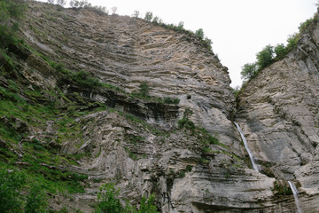 cascada sobre rocas y arboles verdes