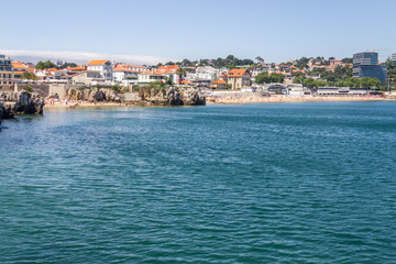 Fototapeta premium Beach, cliffs and houses in Cascais