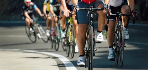 Crédence de cuisine en verre imprimé Vélo Cyclistes avec des vélos de course pendant la course cycliste sur route, lors de la montée