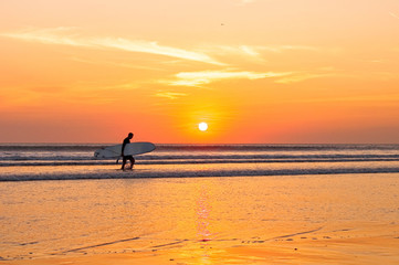 Fototapeta na wymiar surfing and sunset