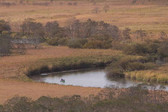 湿原の川を下るカヌー