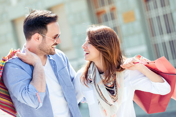 Naklejka premium Young couple with shopping bags.