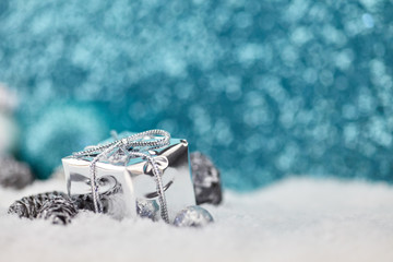 Winterliche Karte zu Weihnachten mit Geschenk