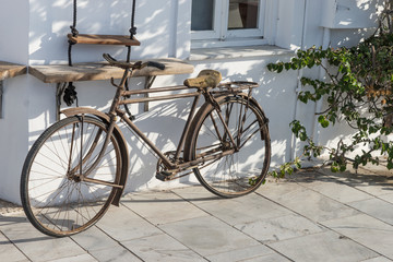 Fototapeta na wymiar Altes Fahrrad lehnt an weißer Wand