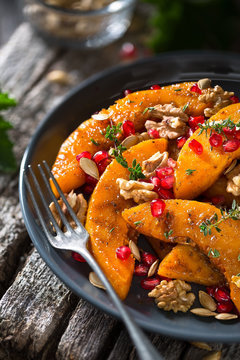 Courge butternut r&ocirc;tie aux &eacute;pices avec de la grenade et des cerneaux de noix
