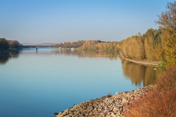 Rhein Staustufe Iffezheim im Herbst