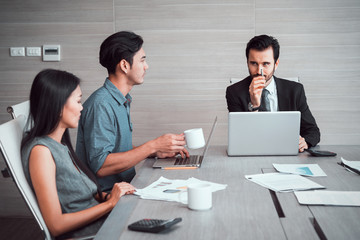 manager discussing work with his colleagues at meeting, business concept    